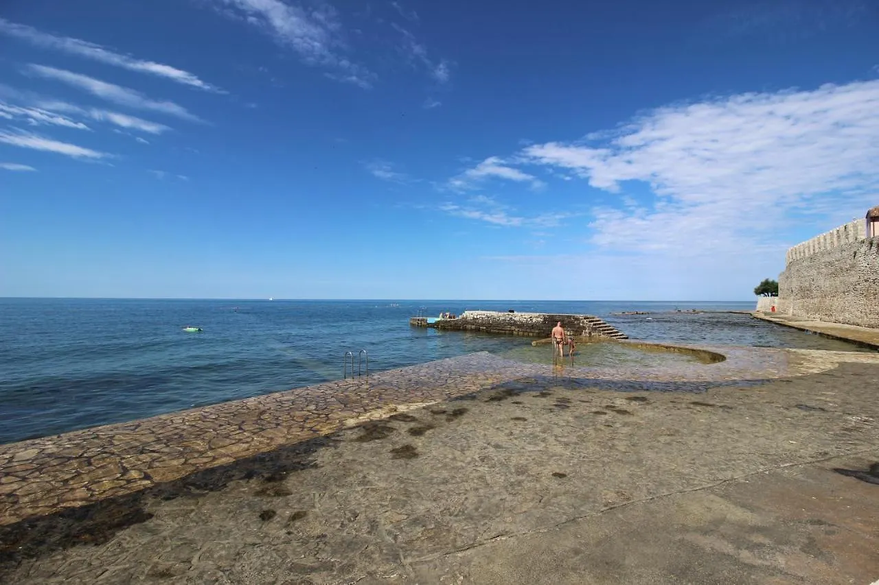 Dea, 180 M From The Beach Novigrad Istria 0*,